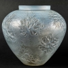 Vase « Estérel » verre opalescent double couche patiné gris de René LALIQUE | Biron Vase « Estérel » verre opalescent double couche patiné gris de René LALIQUE