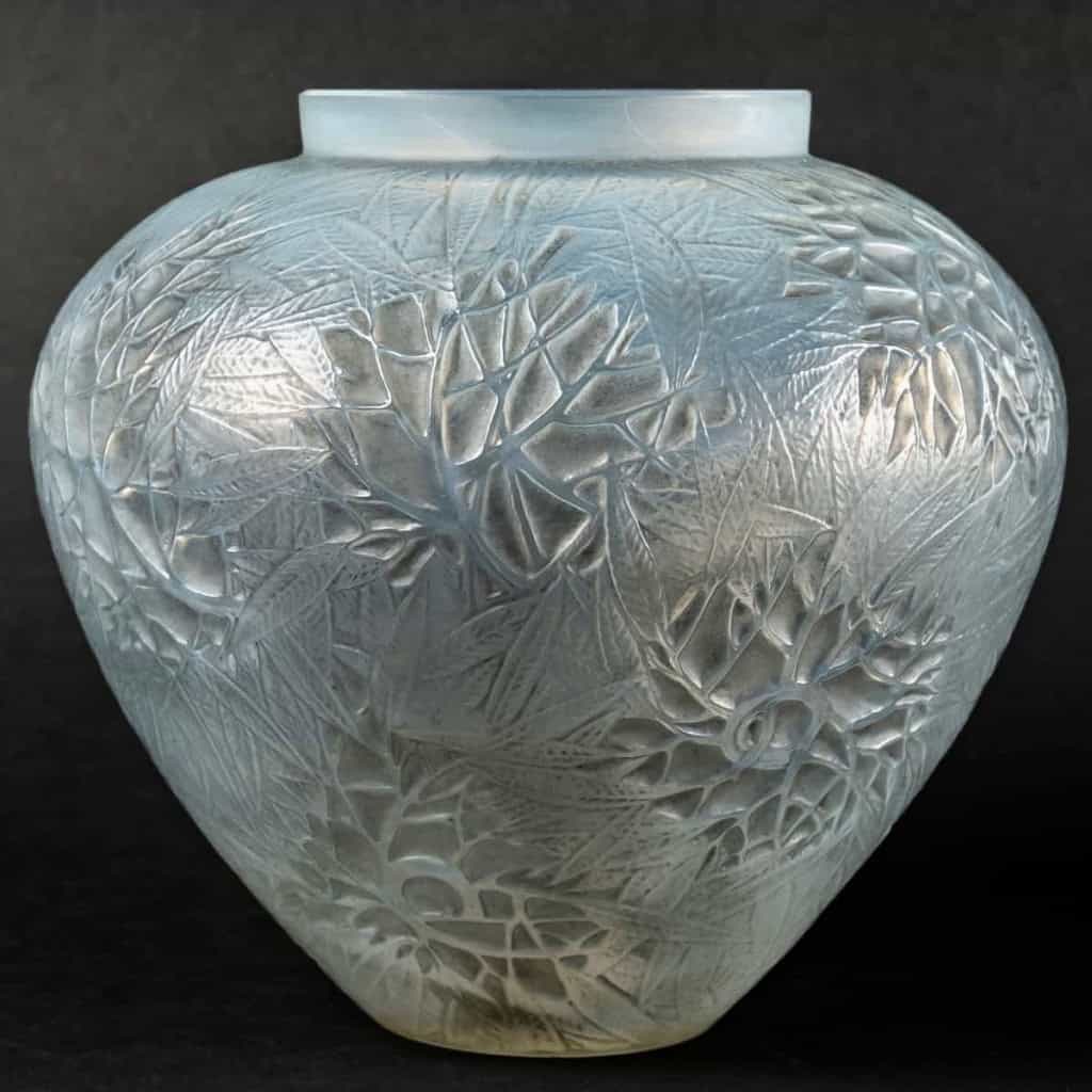 Vase « Estérel » verre opalescent double couche patiné gris de René LALIQUE | Biron Vase « Estérel » verre opalescent double couche patiné gris de René LALIQUE