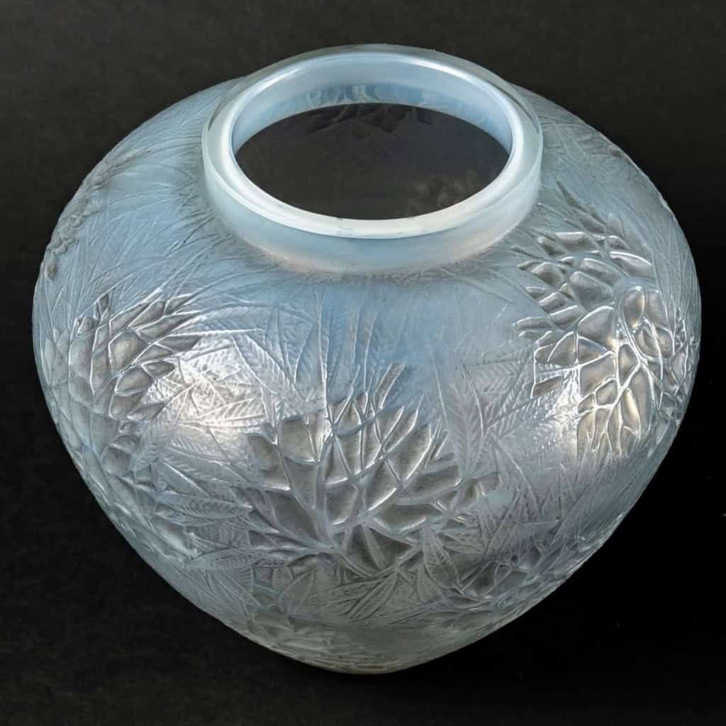 Vase « Estérel » verre opalescent double couche patiné gris de René LALIQUE | Biron Vase « Estérel » verre opalescent double couche patiné gris de René LALIQUE