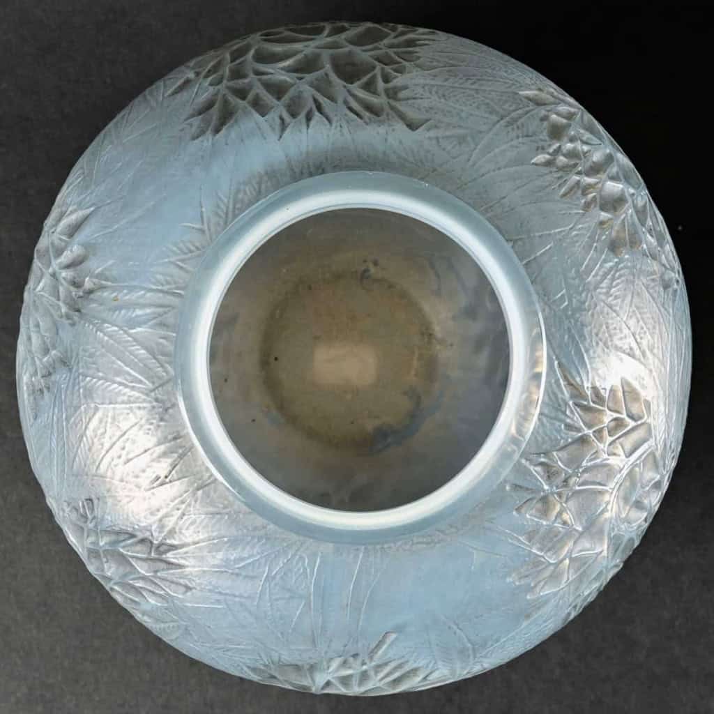Vase « Estérel » verre opalescent double couche patiné gris de René LALIQUE | Biron Vase « Estérel » verre opalescent double couche patiné gris de René LALIQUE