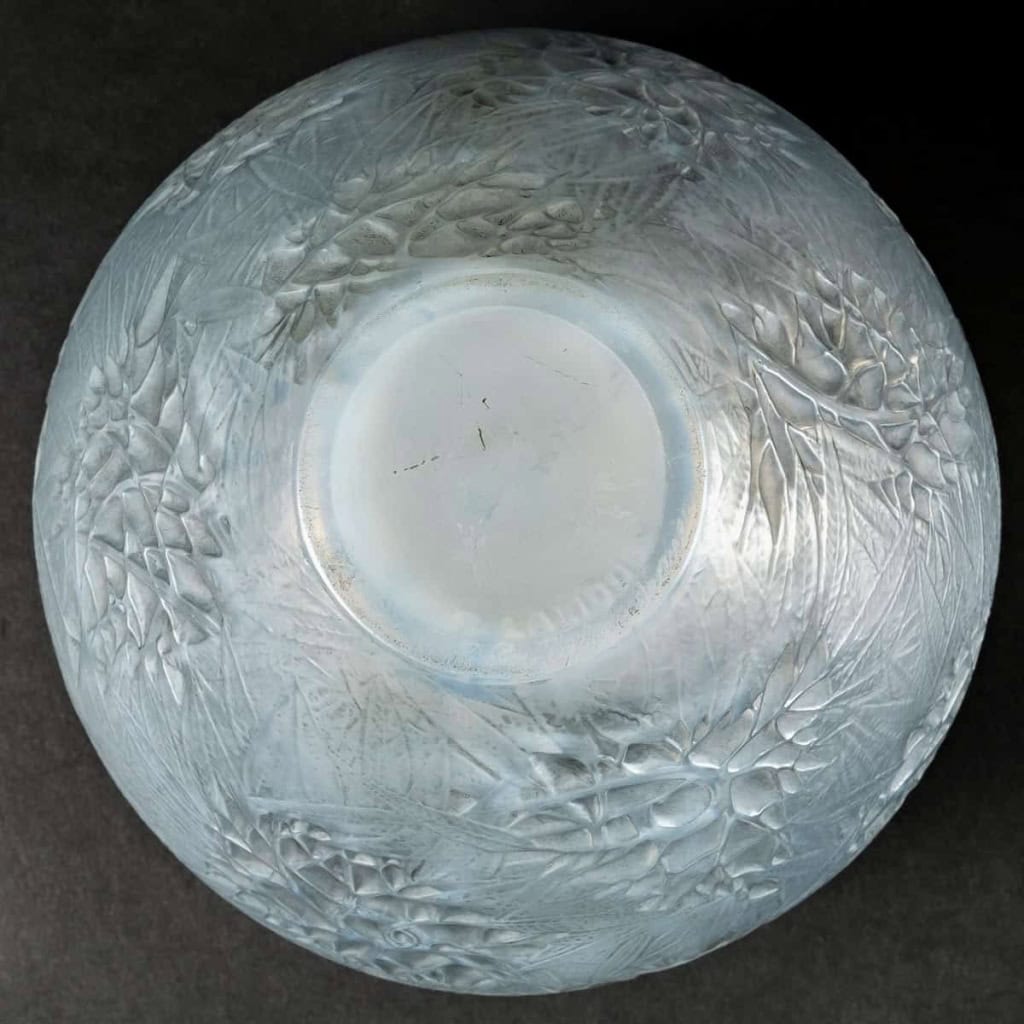 Vase « Estérel » verre opalescent double couche patiné gris de René LALIQUE | Biron Vase « Estérel » verre opalescent double couche patiné gris de René LALIQUE