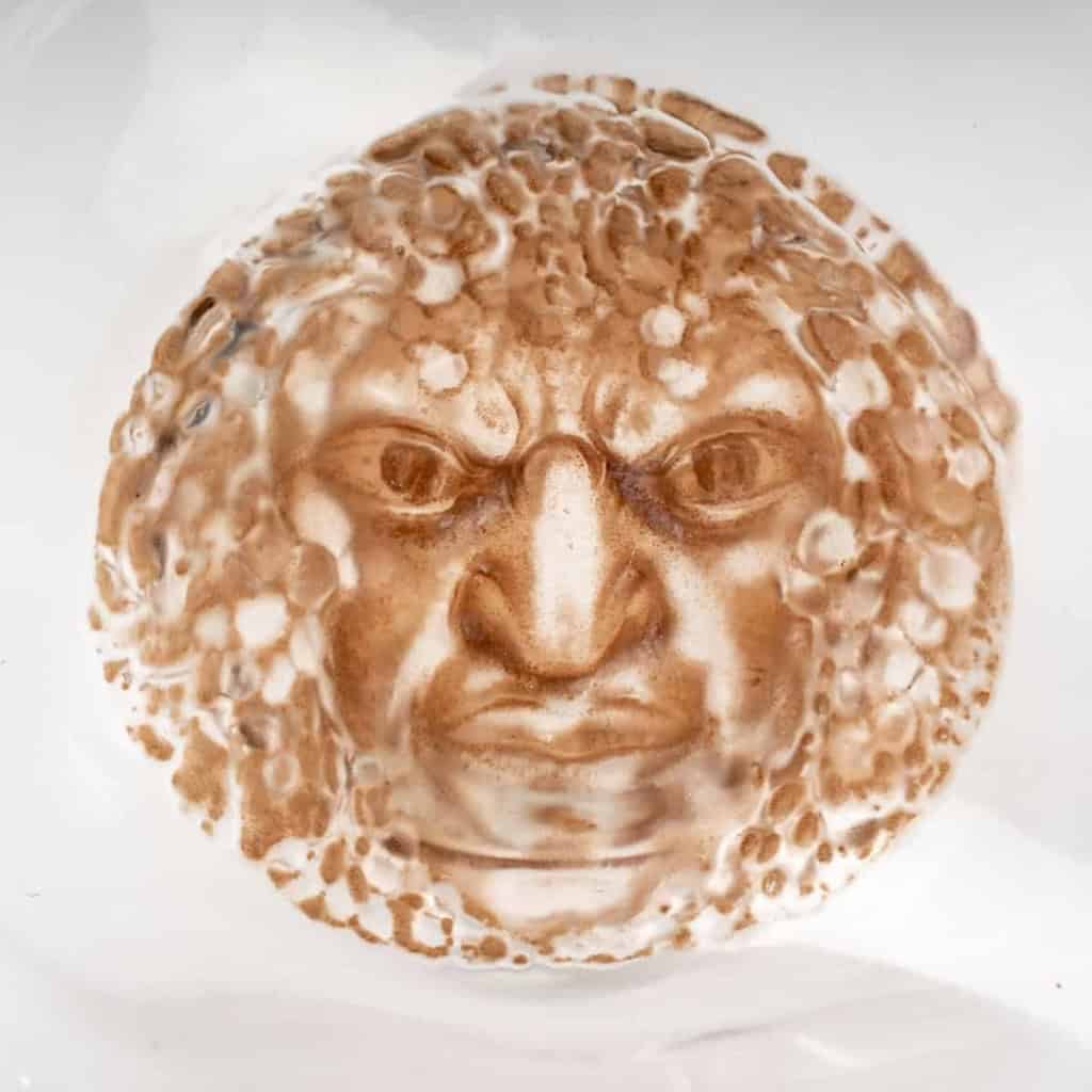 Carafe « Masques » verre blanc patiné sépia de René LALIQUE | Biron Carafe « Masques » verre blanc patiné sépia de René LALIQUE