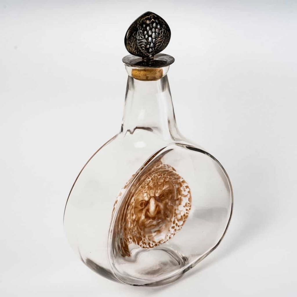 Carafe « Masques » verre blanc patiné sépia de René LALIQUE | Biron Carafe « Masques » verre blanc patiné sépia de René LALIQUE