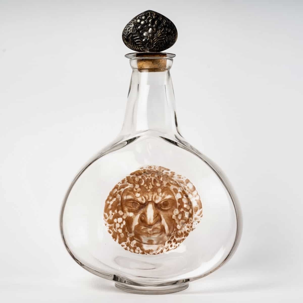 Carafe « Masques » verre blanc patiné sépia de René LALIQUE | Biron Carafe « Masques » verre blanc patiné sépia de René LALIQUE