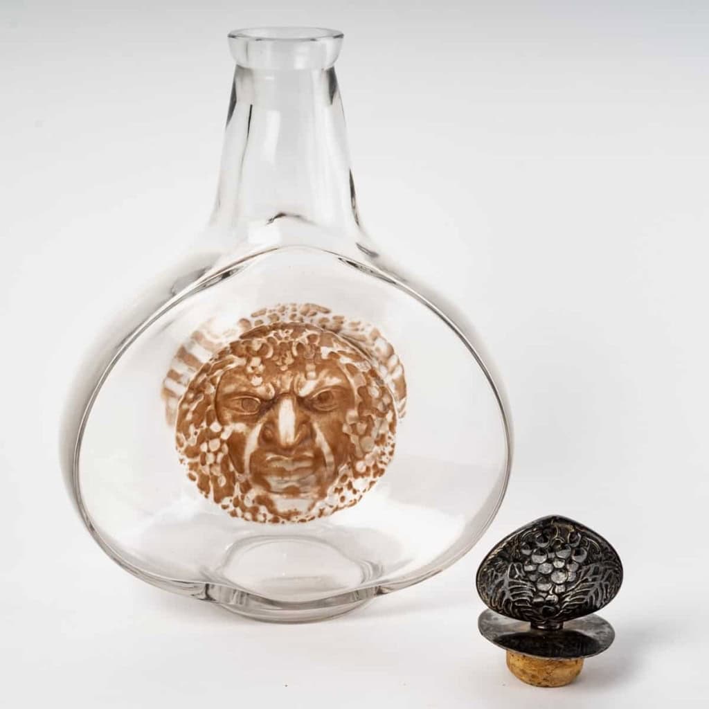Carafe « Masques » verre blanc patiné sépia de René LALIQUE | Biron Carafe « Masques » verre blanc patiné sépia de René LALIQUE