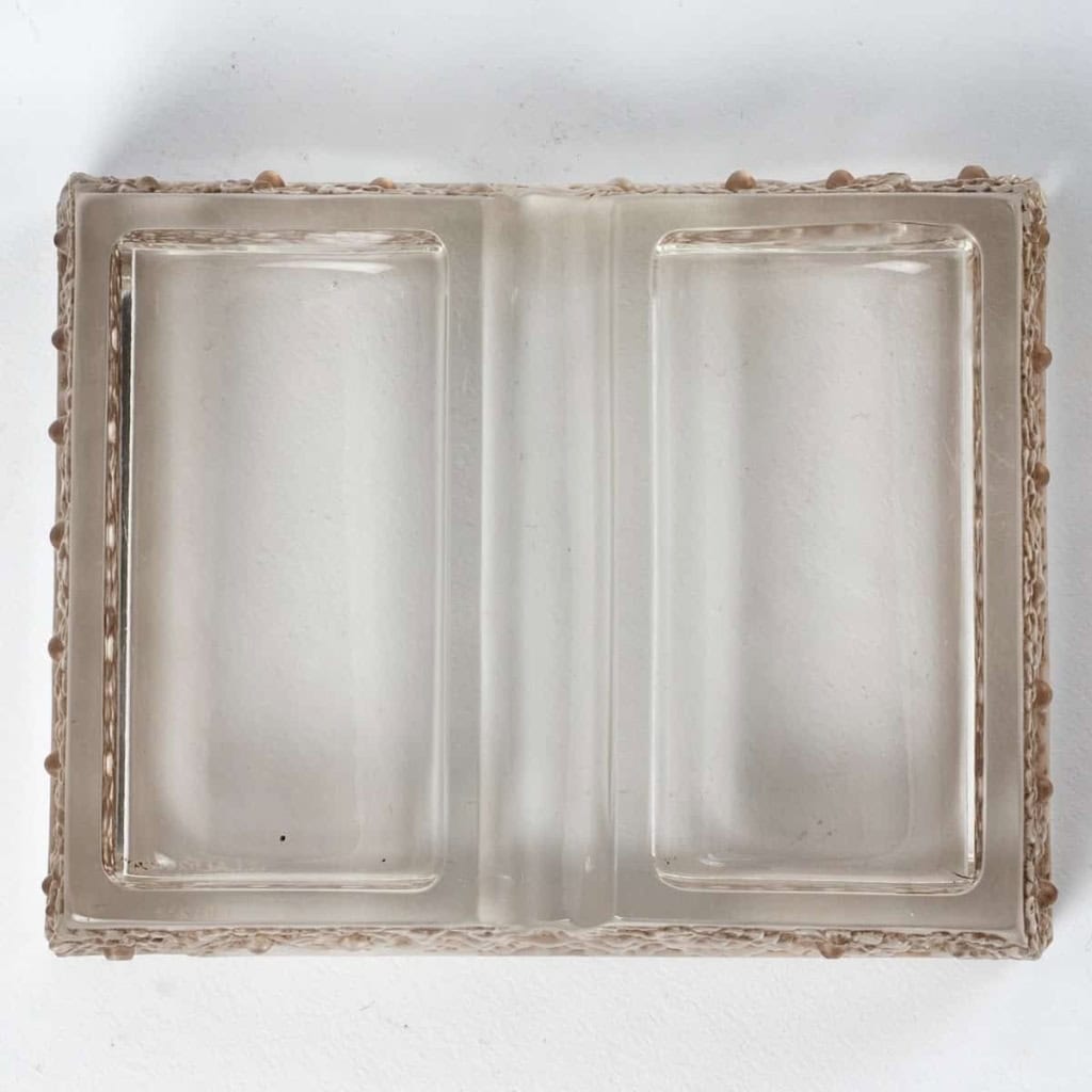 Cendrier "Marguerites" verre blanc patiné sépia de René LALIQUE