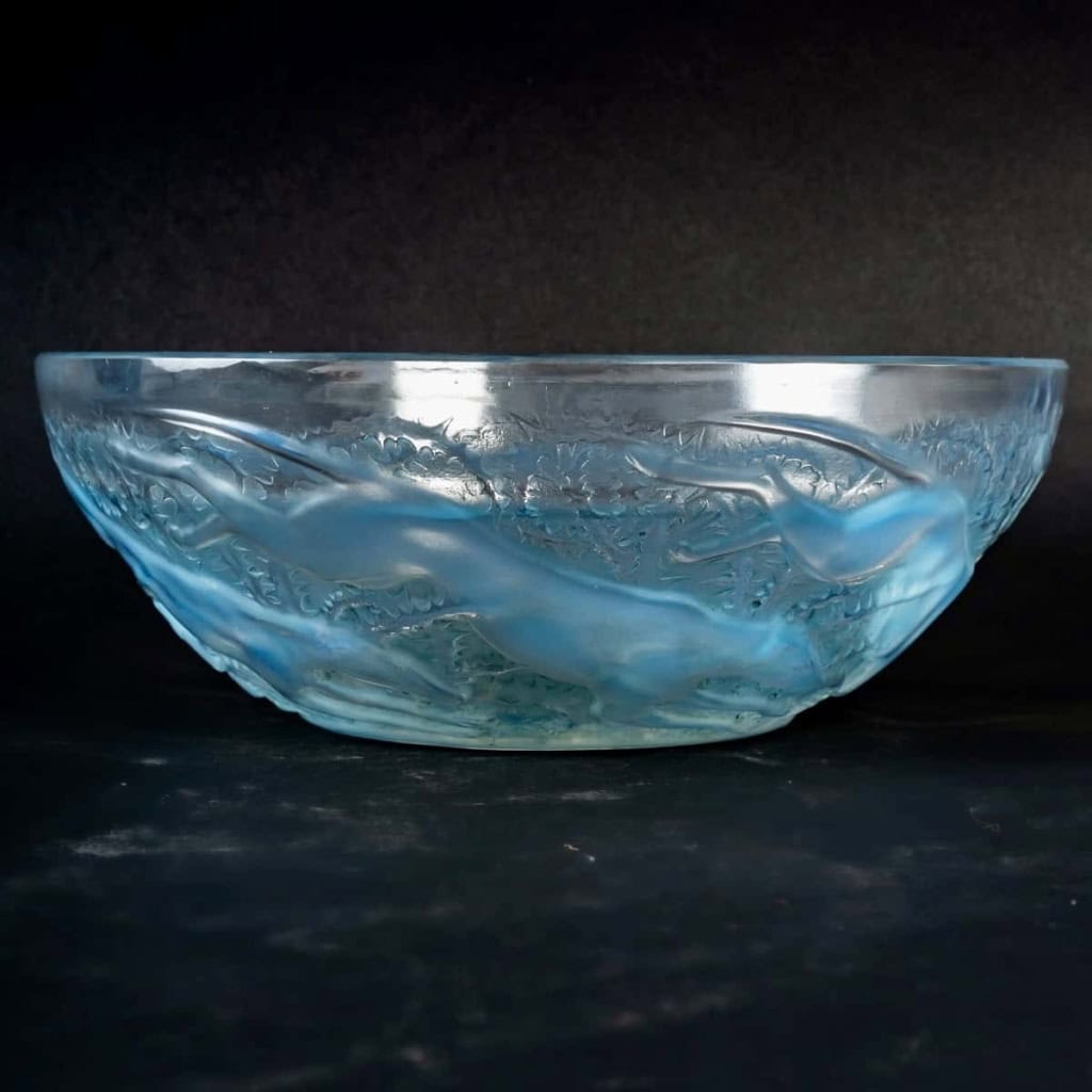 Coupe « Chiens » verre opalescent patiné bleu de René LALIQUE | Biron Coupe "Chiens" verre opalescent patiné bleu de René LALIQUE
