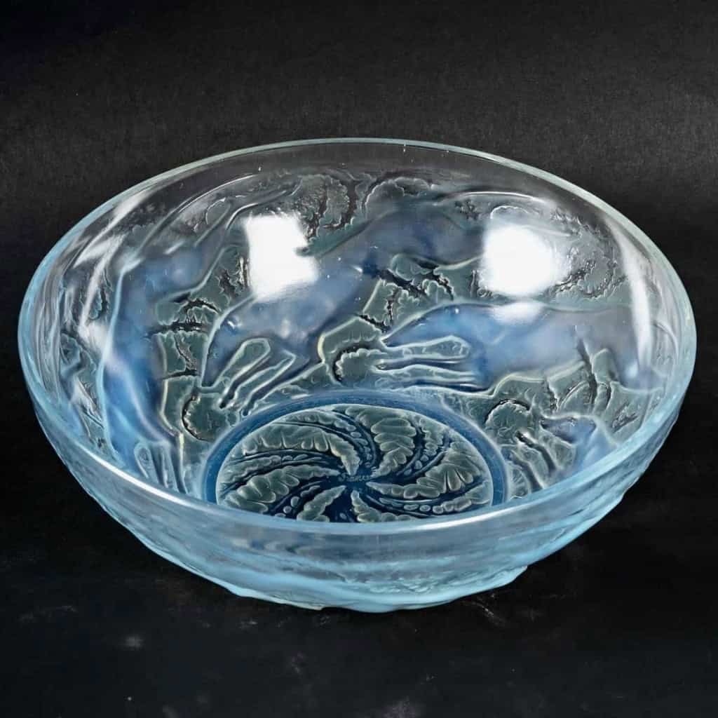 Coupe « Chiens » verre opalescent patiné bleu de René LALIQUE | Biron Coupe "Chiens" verre opalescent patiné bleu de René LALIQUE
