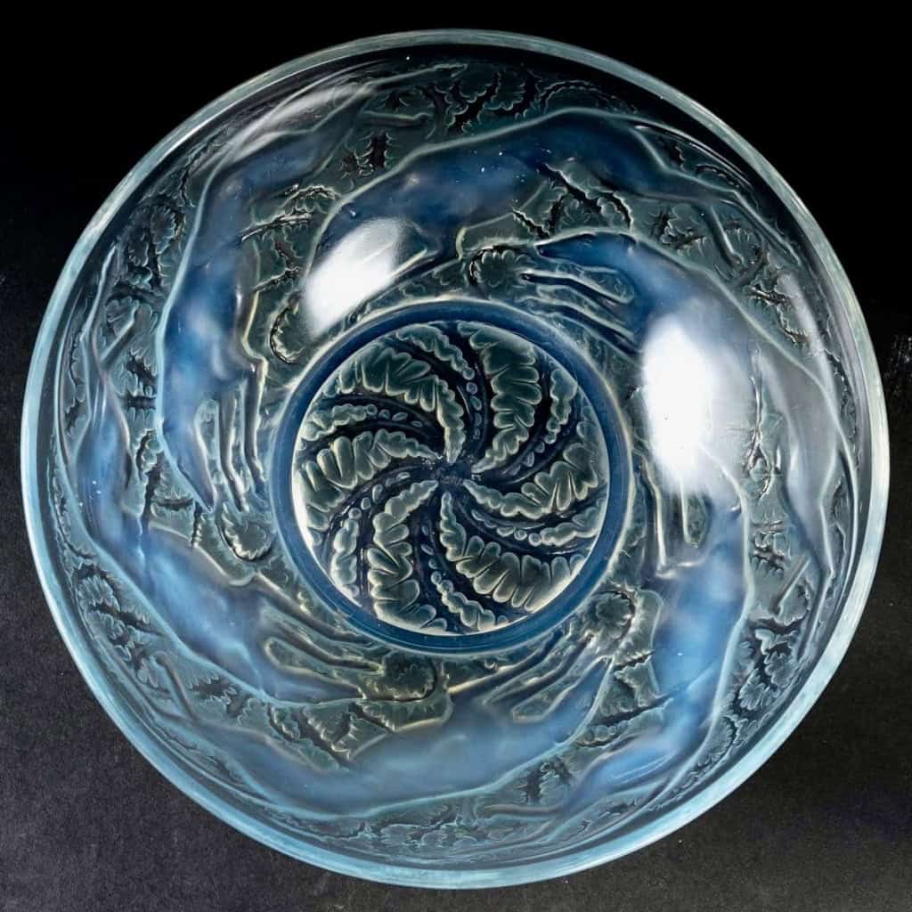 Coupe « Chiens » verre opalescent patiné bleu de René LALIQUE | Biron Coupe "Chiens" verre opalescent patiné bleu de René LALIQUE