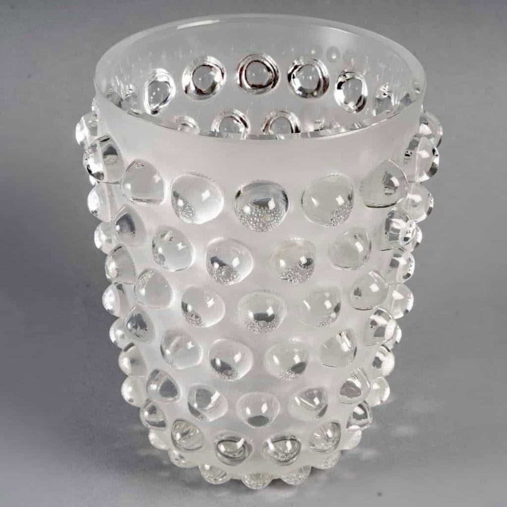 Vase « Mossi » en verre blanc de René LALIQUE | Biron Vase "Mossi" en verre blanc de René LALIQUE