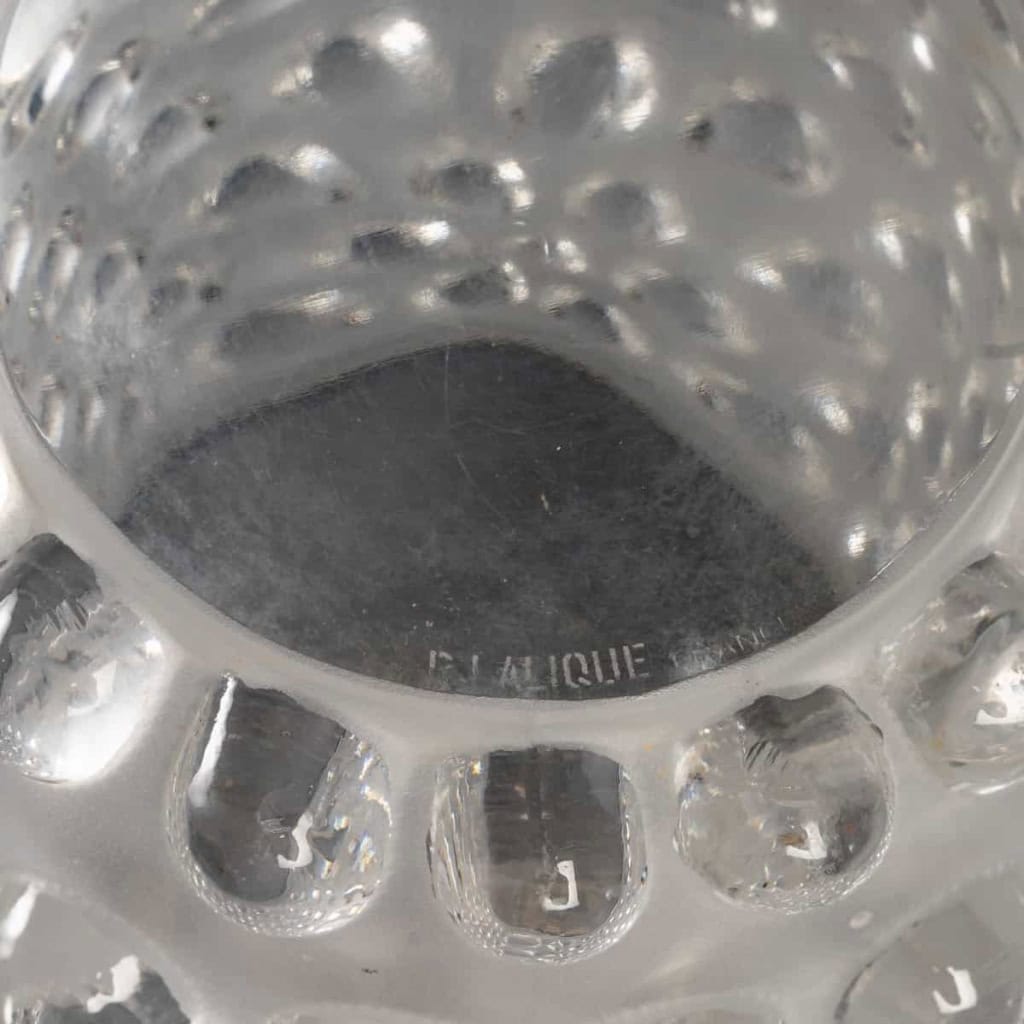 Vase « Mossi » en verre blanc de René LALIQUE | Biron Vase "Mossi" en verre blanc de René LALIQUE