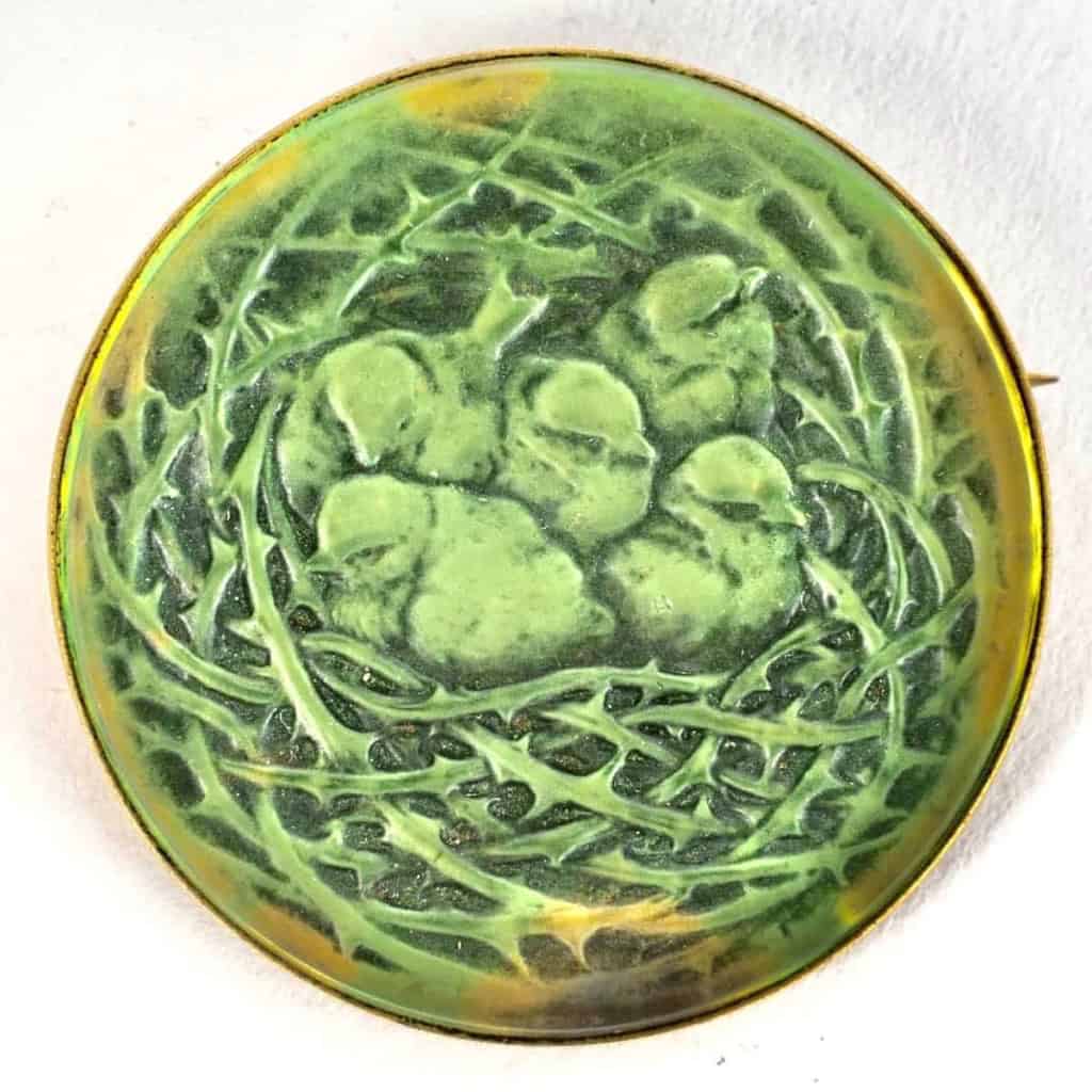 Broche « Nid d’Oiseaux » verre blanc patiné gris sur clinquant vert de René LALIQUE | Biron |||||
