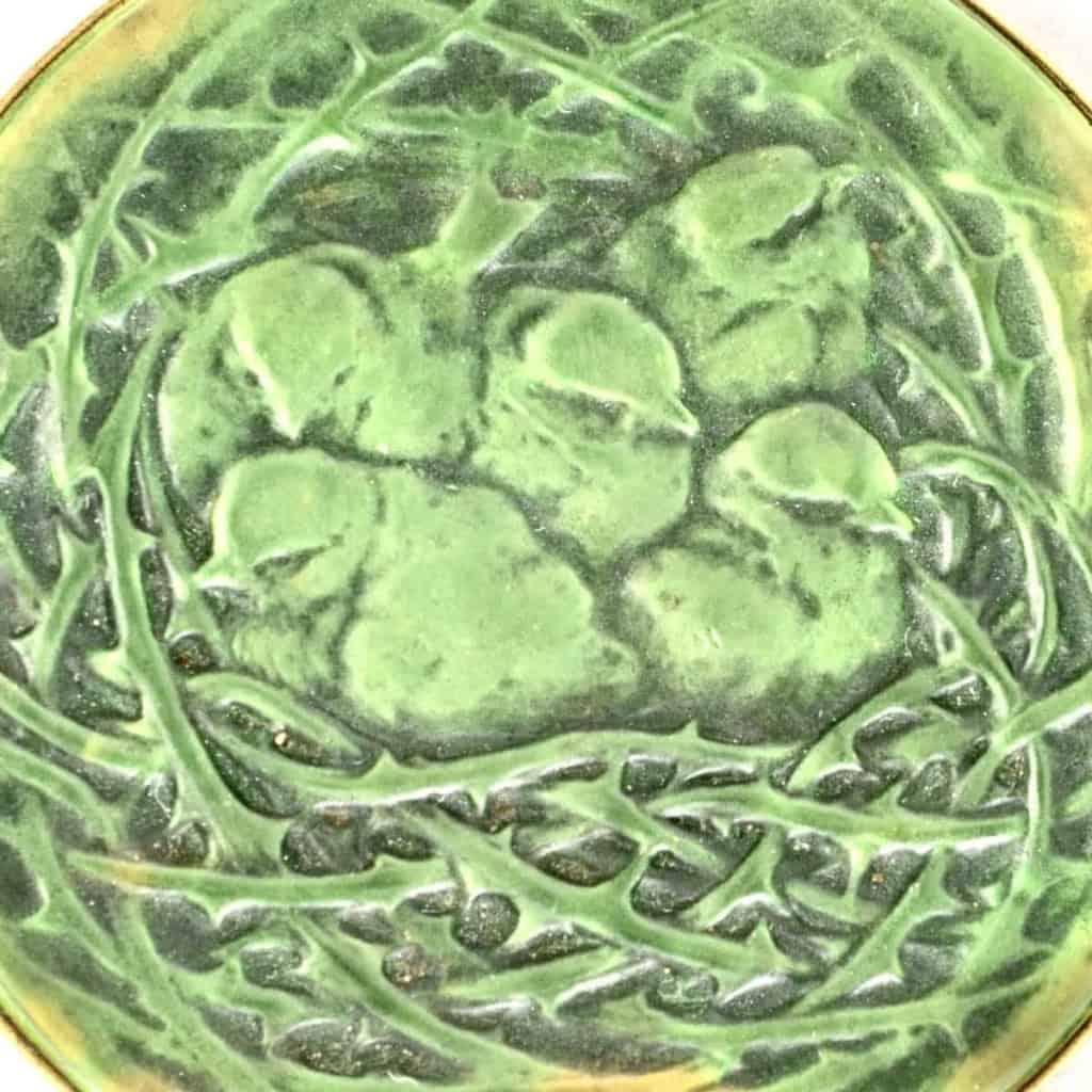 Broche « Nid d’Oiseaux » verre blanc patiné gris sur clinquant vert de René LALIQUE | Biron Broche "Nid d'Oiseaux" verre blanc patiné gris sur clinquant vert de René LALIQUE