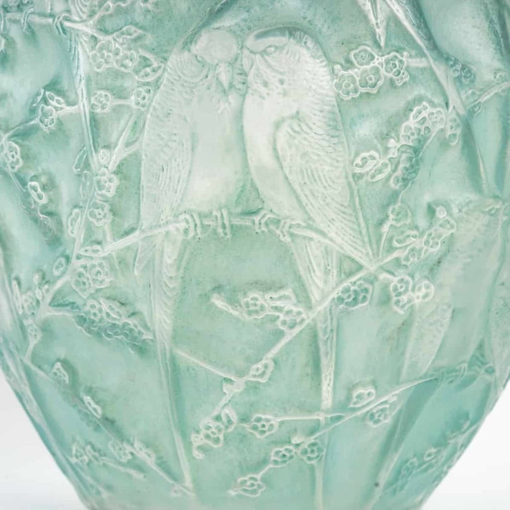 Vase « Perruches » verre blanc patiné bleu vert de René LALIQUE | Biron Vase "Perruches" verre blanc patiné bleu vert de René LALIQUE