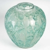 Vase « Perruches » verre blanc patiné bleu vert de René LALIQUE | Biron Vase "Perruches" verre blanc patiné bleu vert de René LALIQUE