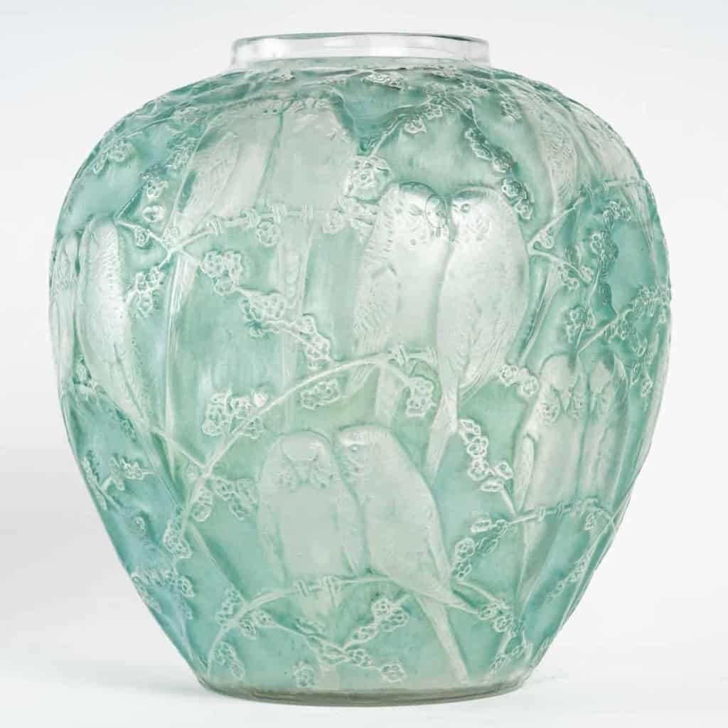 Vase « Perruches » verre blanc patiné bleu vert de René LALIQUE | Biron Vase "Perruches" verre blanc patiné bleu vert de René LALIQUE