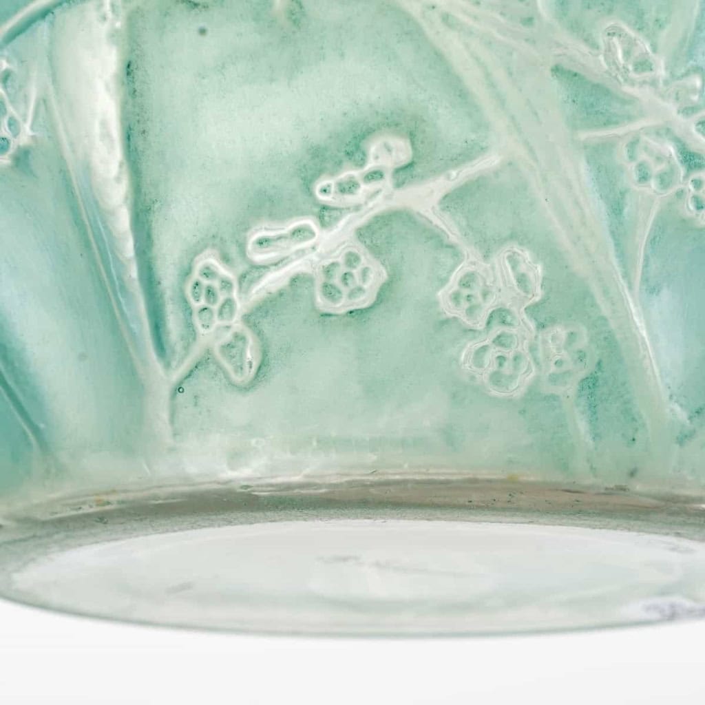 Vase « Perruches » verre blanc patiné bleu vert de René LALIQUE | Biron Vase "Perruches" verre blanc patiné bleu vert de René LALIQUE