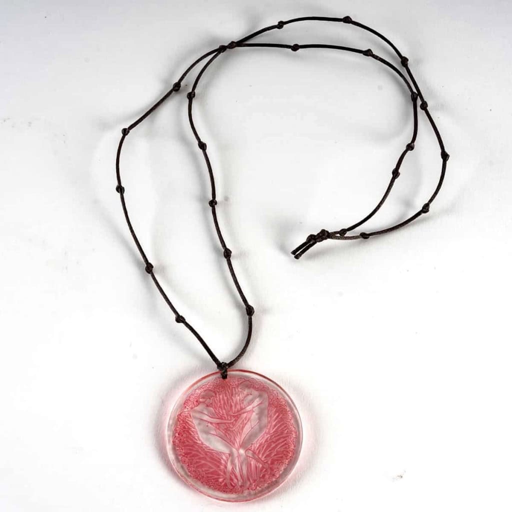 Pendentif « Deux Danseuses » verre blanc patiné rose de René LALIQUE | Biron Pendentif "Deux Danseuses" verre blanc patiné rose de René LALIQUE
