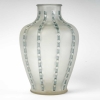 Vase « Bandes De Roses » verre blanc patiné bleu | Biron Vase "Bandes De Roses" verre blanc patiné bleu