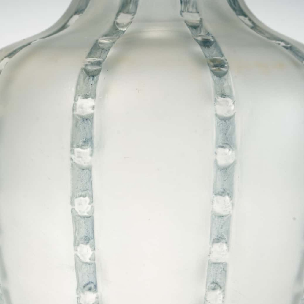 Vase « Bandes De Roses » verre blanc patiné bleu | Biron Vase "Bandes De Roses" verre blanc patiné bleu