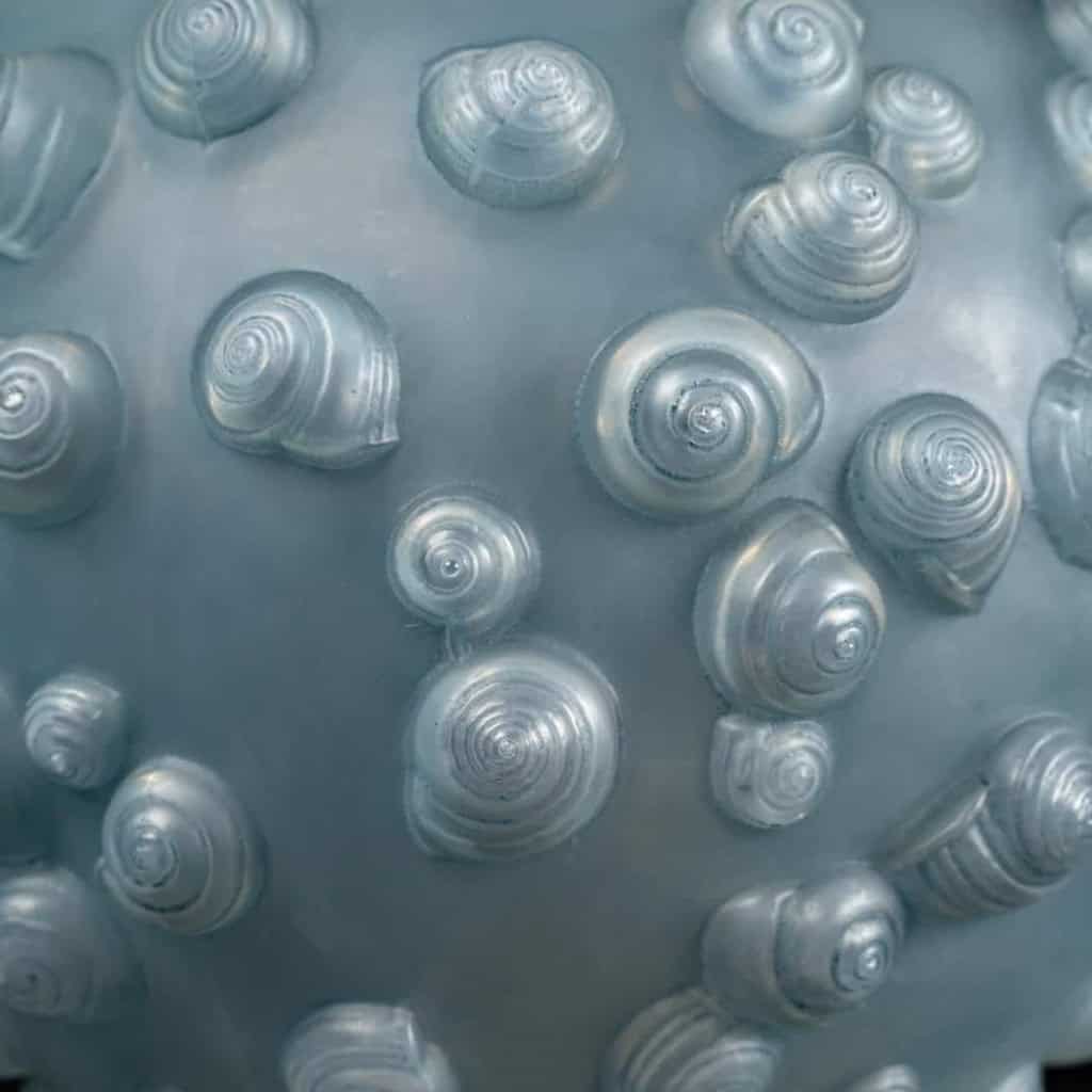 Vase « Palissy » verre opalescent double couche patiné bleu de René LALIQUE | Biron Vase "Palissy" verre opalescent double couche patiné bleu de René LALIQUE