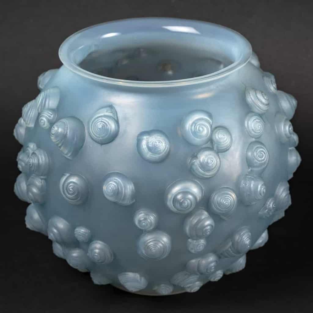 Vase « Palissy » verre opalescent double couche patiné bleu de René LALIQUE | Biron Vase "Palissy" verre opalescent double couche patiné bleu de René LALIQUE