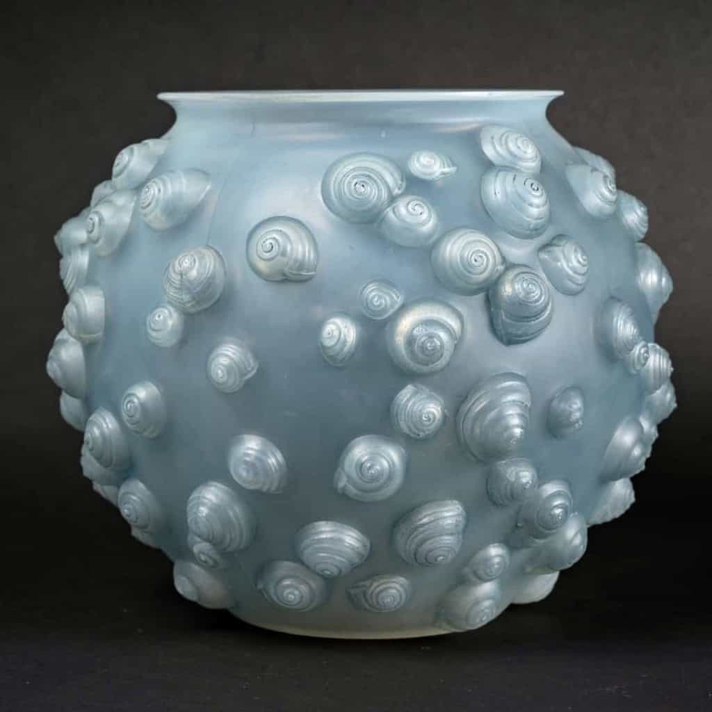 Vase « Palissy » verre opalescent double couche patiné bleu de René LALIQUE | Biron Vase "Palissy" verre opalescent double couche patiné bleu de René LALIQUE