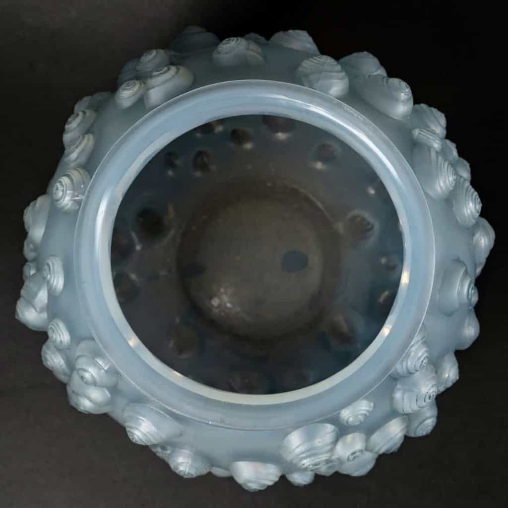 Vase « Palissy » verre opalescent double couche patiné bleu de René LALIQUE | Biron Vase "Palissy" verre opalescent double couche patiné bleu de René LALIQUE