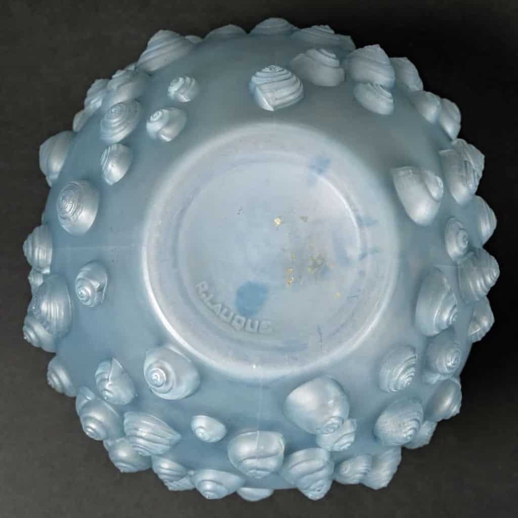 Vase « Palissy » verre opalescent double couche patiné bleu de René LALIQUE | Biron Vase "Palissy" verre opalescent double couche patiné bleu de René LALIQUE