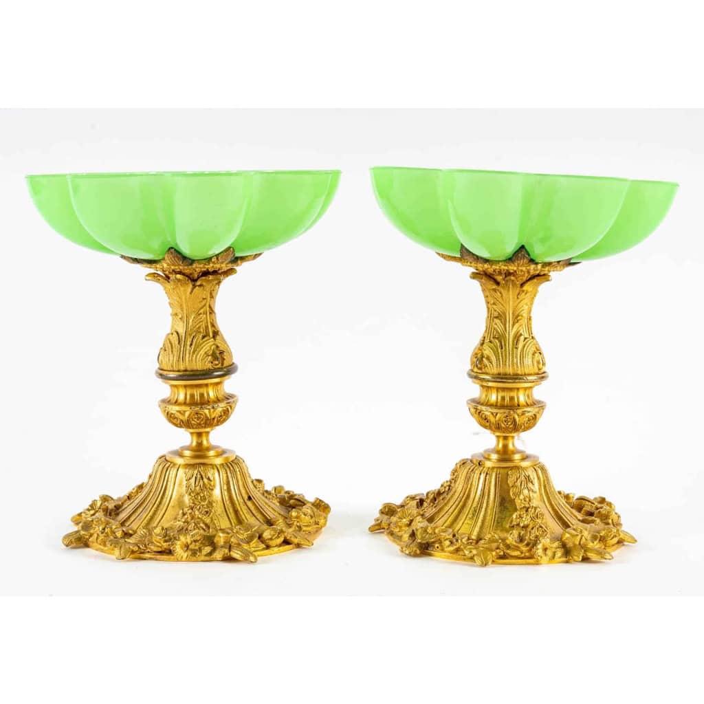 Paire de coupes en opaline vert et base en bronze doré fin XIXème siècle | Biron Paire de coupes en opaline vert et base en bronze doré fin XIXème siècle