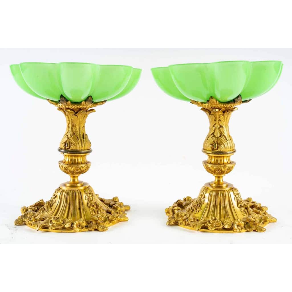 Paire de coupes en opaline vert et base en bronze doré fin XIXème siècle | Biron Paire de coupes en opaline vert et base en bronze doré fin XIXème siècle