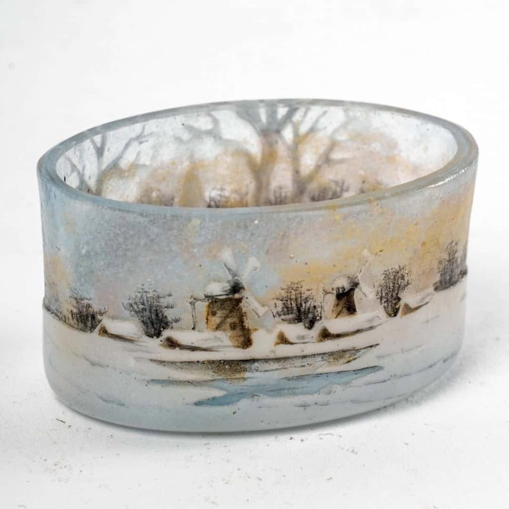 Saleron « Village et Moulins Enneigés » verre multicouche dégagé à l’acide et émaillé de DAUM NANCY | Biron Saleron "Village et Moulins Enneigés" verre multicouche dégagé à l’acide et émaillé de DAUM NANCY