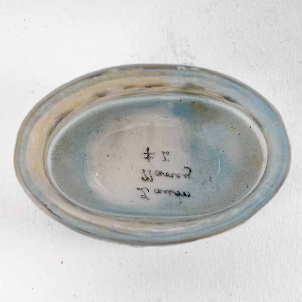 Saleron « Village et Moulins Enneigés » verre multicouche dégagé à l’acide et émaillé de DAUM NANCY | Biron Saleron "Village et Moulins Enneigés" verre multicouche dégagé à l’acide et émaillé de DAUM NANCY
