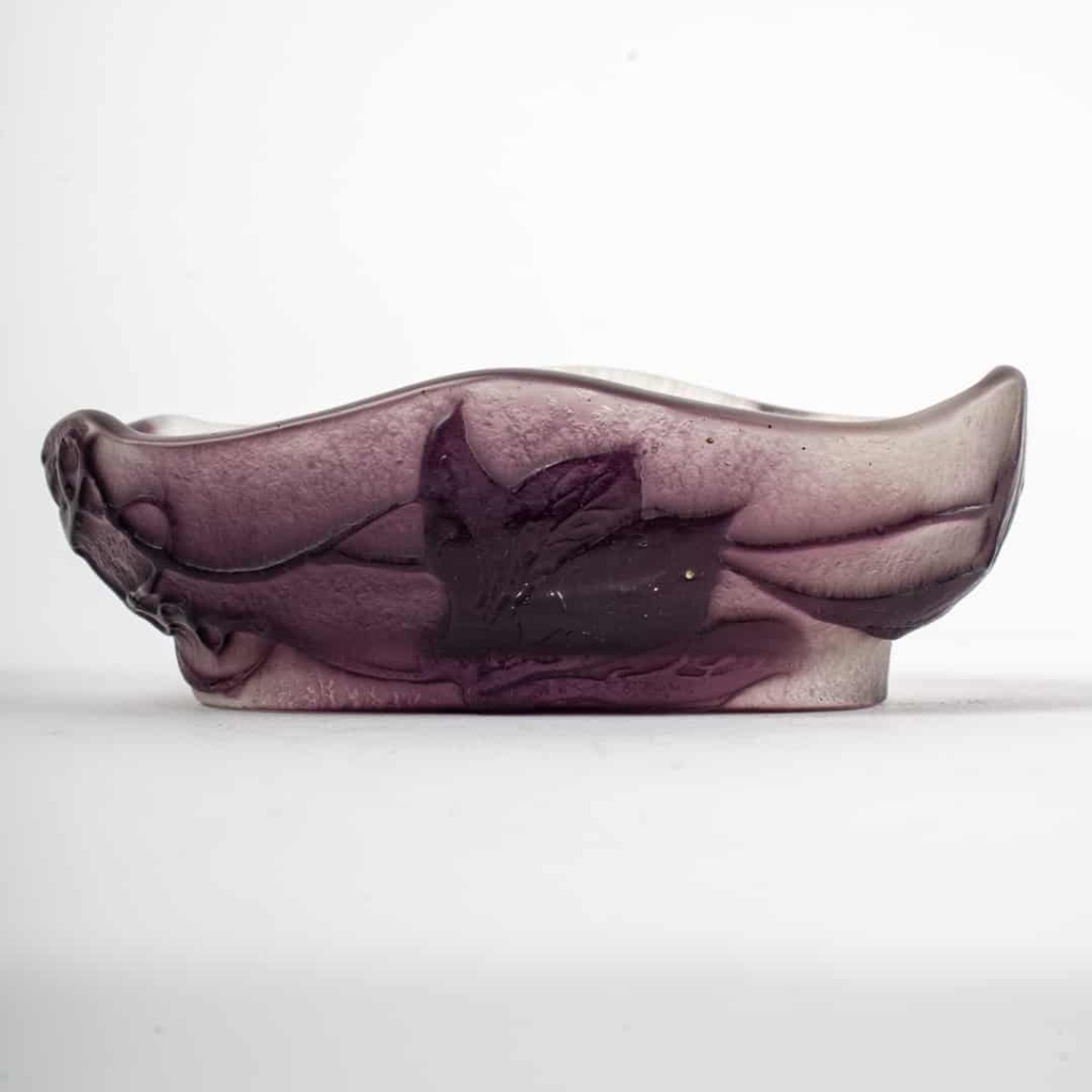 Coupe Vide-Poche « Clématites » verre multicouche dégagé l’acide violet et blanc d’Emile GALLE | Biron Coupe Vide-Poche "Clématites" verre multicouche dégagé l'acide violet et blanc d'Emile GALLE