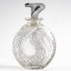 Flacon « Serpent » verre blanc patiné bleu de René LALIQUE | Biron Flacon "Serpent" verre blanc patiné bleu de René LALIQUE