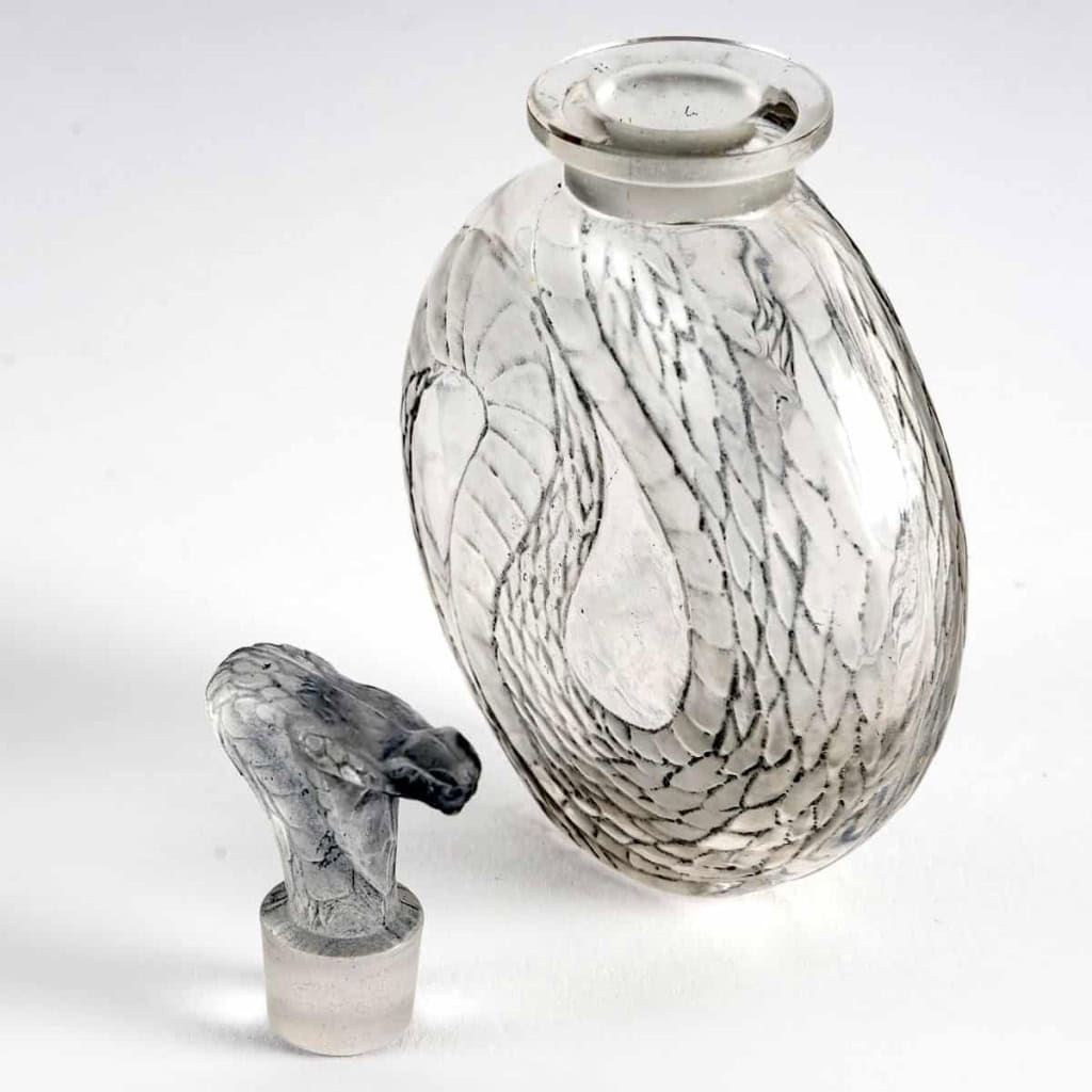 Flacon « Serpent » verre blanc patiné bleu de René LALIQUE | Biron Flacon "Serpent" verre blanc patiné bleu de René LALIQUE
