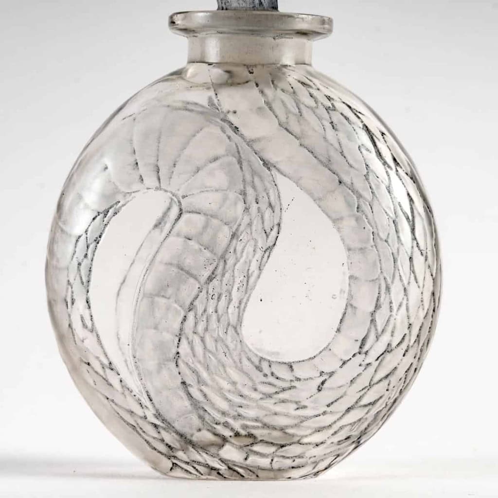 Flacon « Serpent » verre blanc patiné bleu de René LALIQUE | Biron Flacon "Serpent" verre blanc patiné bleu de René LALIQUE