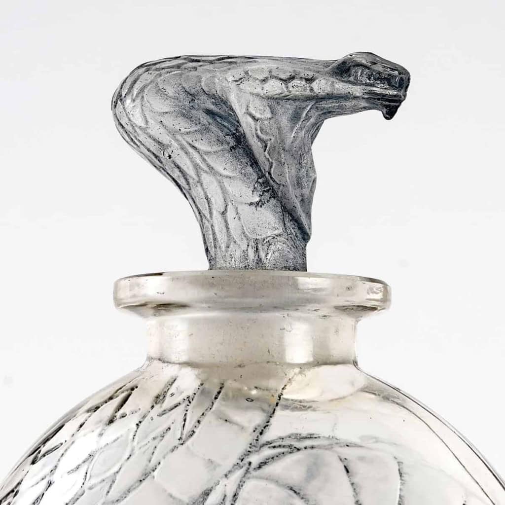 Flacon « Serpent » verre blanc patiné bleu de René LALIQUE | Biron Flacon "Serpent" verre blanc patiné bleu de René LALIQUE