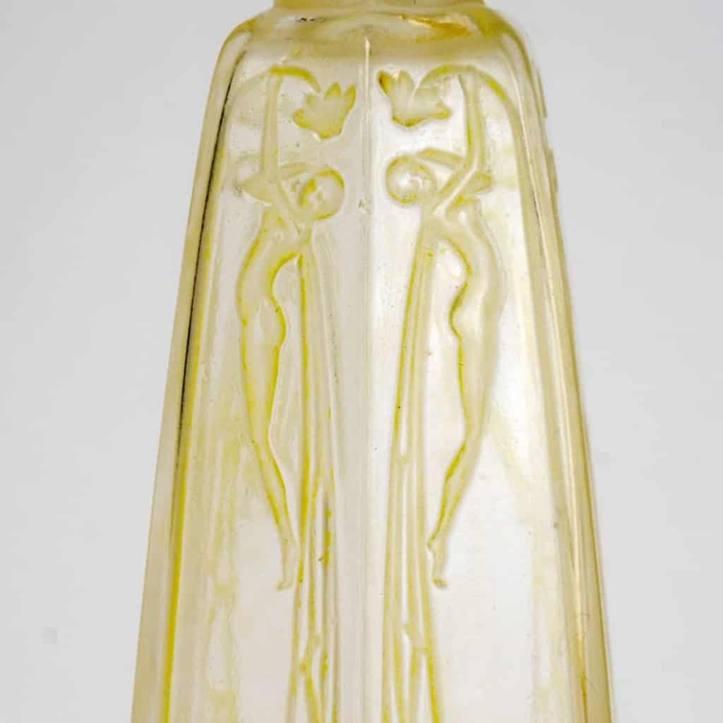 Flacon « Cyclamen » verre blanc patiné vert absinthe de René LALIQUE pour Coty | Biron Flacon « Cyclamen » verre blanc patiné vert absinthe de René LALIQUE pour Coty