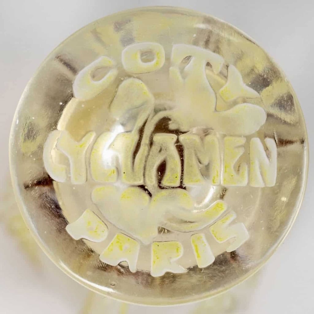 Flacon « Cyclamen » verre blanc patiné vert absinthe de René LALIQUE pour Coty | Biron Flacon « Cyclamen » verre blanc patiné vert absinthe de René LALIQUE pour Coty