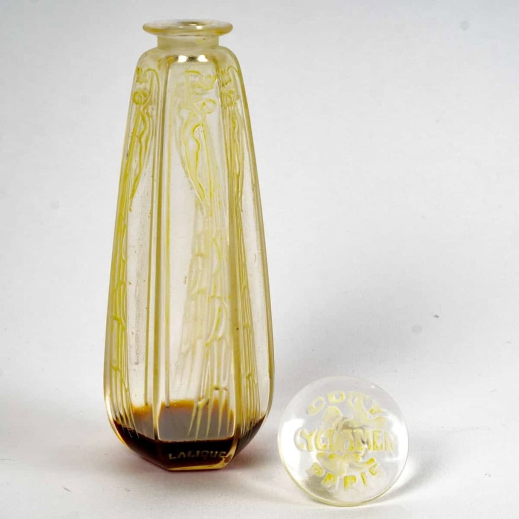 Flacon « Cyclamen » verre blanc patiné vert absinthe de René LALIQUE pour Coty | Biron Flacon « Cyclamen » verre blanc patiné vert absinthe de René LALIQUE pour Coty