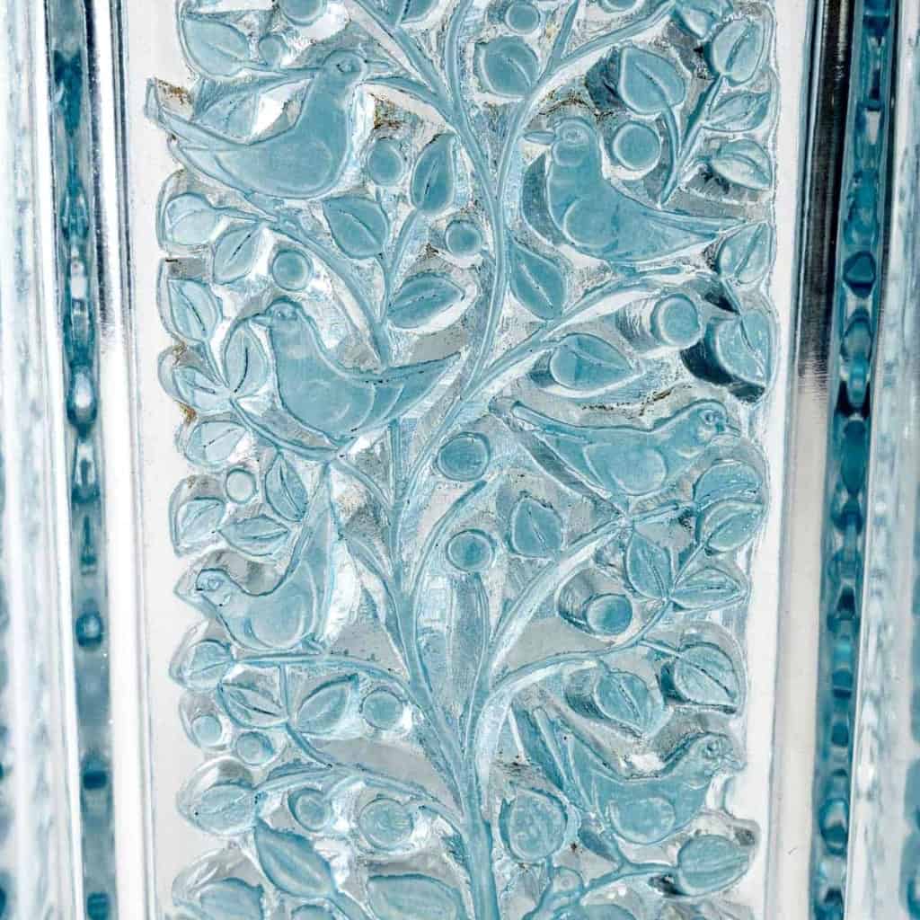 Vase « Quatre Panneaux » verre blanc patiné bleu de René LALIQUE | Biron Vase « Quatre Panneaux » verre blanc patiné bleu de René LALIQUE