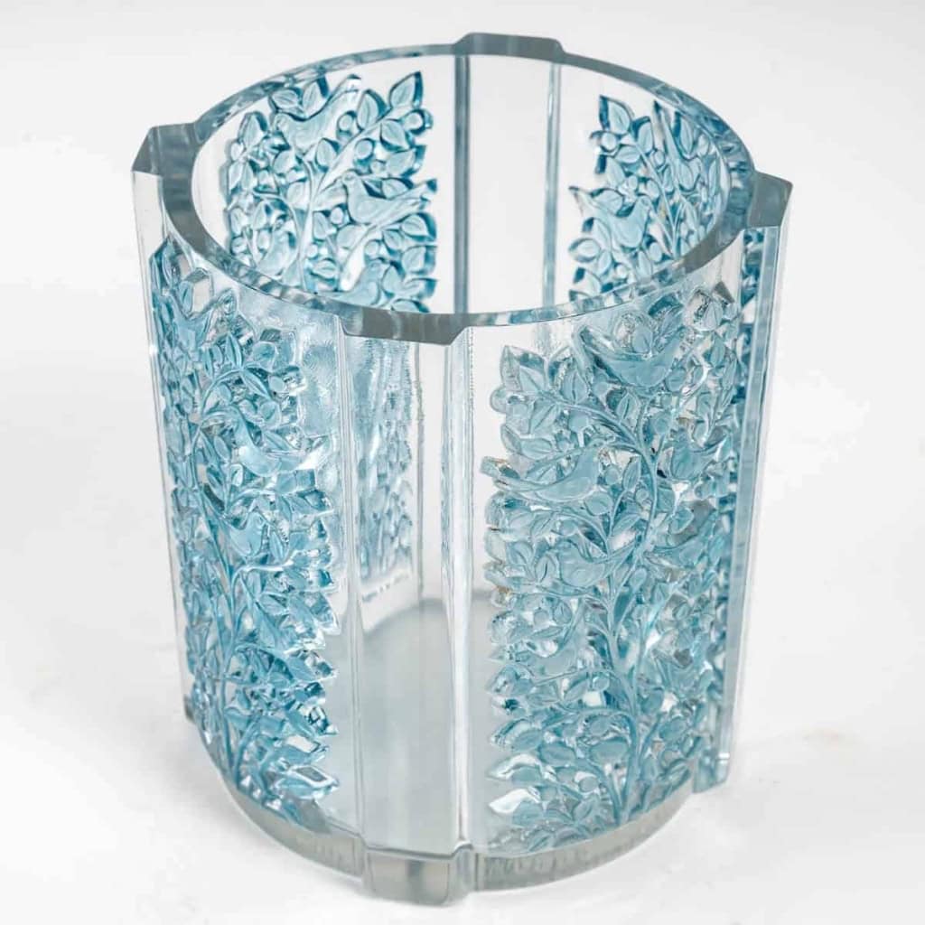 Vase « Quatre Panneaux » verre blanc patiné bleu de René LALIQUE | Biron Vase « Quatre Panneaux » verre blanc patiné bleu de René LALIQUE