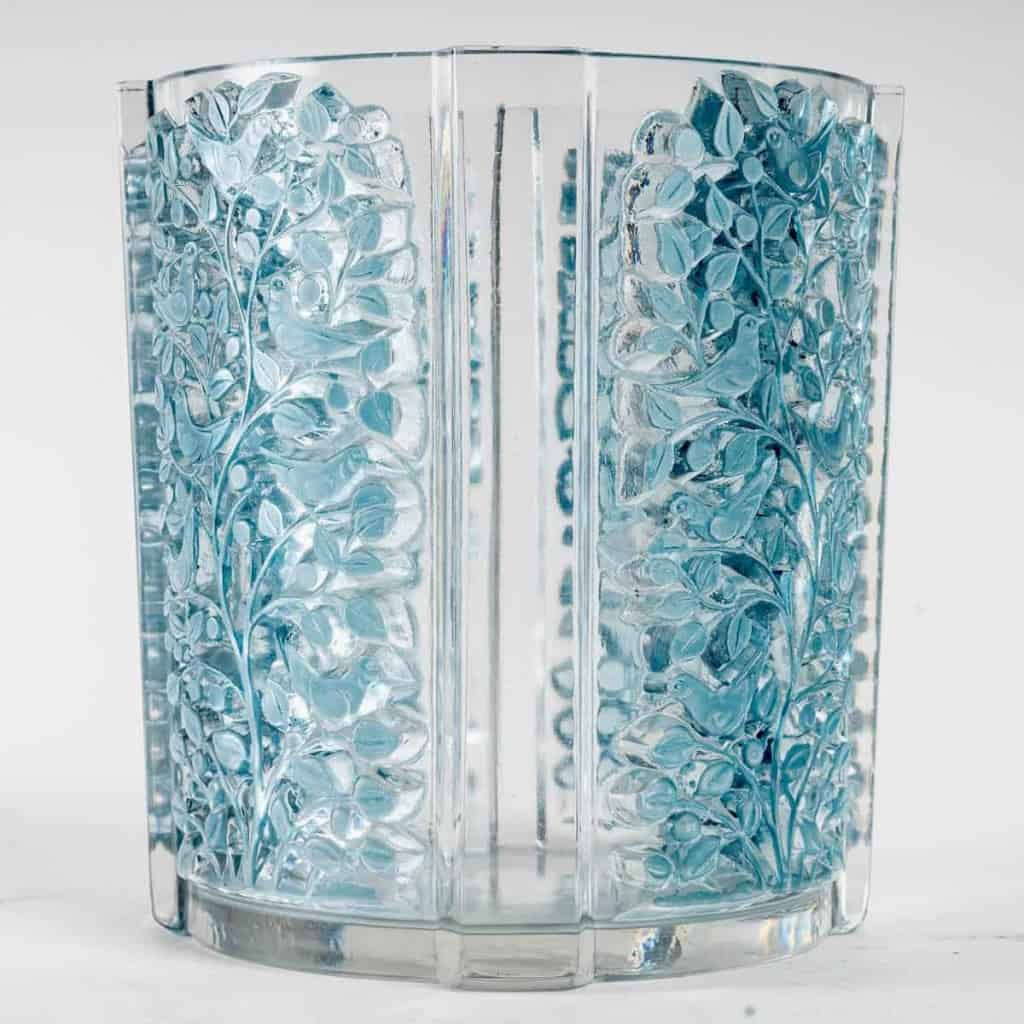 Vase « Quatre Panneaux » verre blanc patiné bleu de René LALIQUE | Biron Vase « Quatre Panneaux » verre blanc patiné bleu de René LALIQUE
