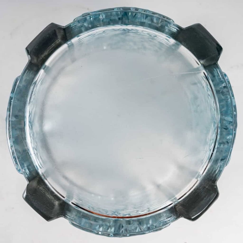 Vase « Quatre Panneaux » verre blanc patiné bleu de René LALIQUE | Biron Vase « Quatre Panneaux » verre blanc patiné bleu de René LALIQUE