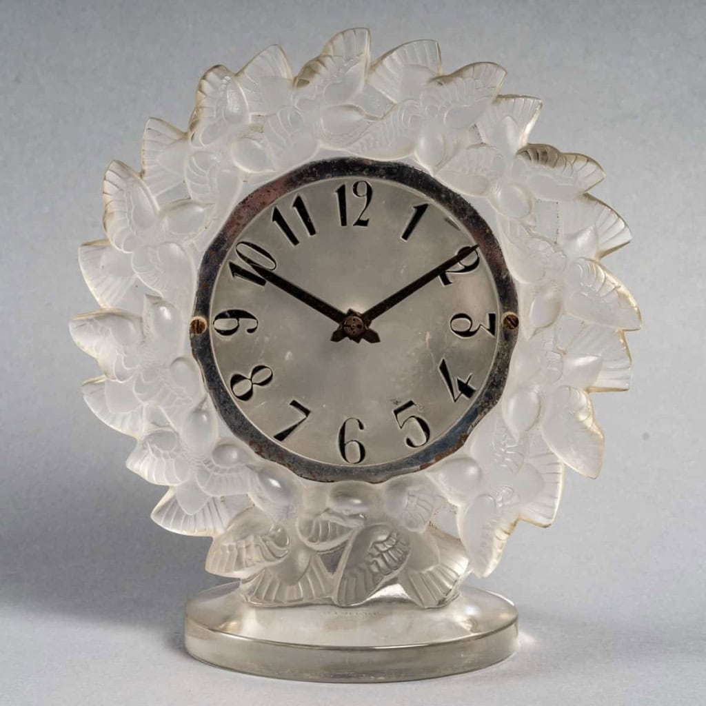 Pendule « Roitelets » verre blanc émaillé noir de René LALIQUE et OMEGA | Biron ||||||||