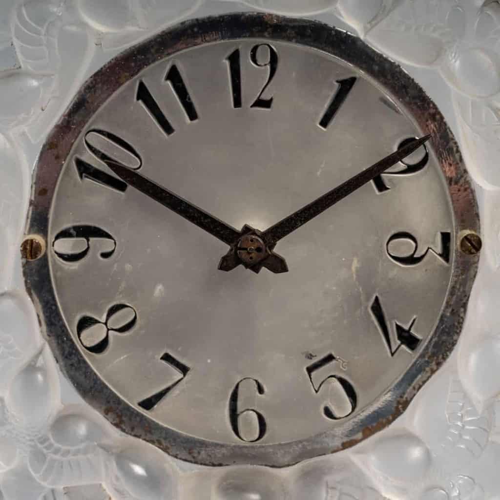 Pendule « Roitelets » verre blanc émaillé noir de René LALIQUE et OMEGA | Biron Pendule "Roitelets" verre blanc émaillé noir de René LALIQUE et OMEGA