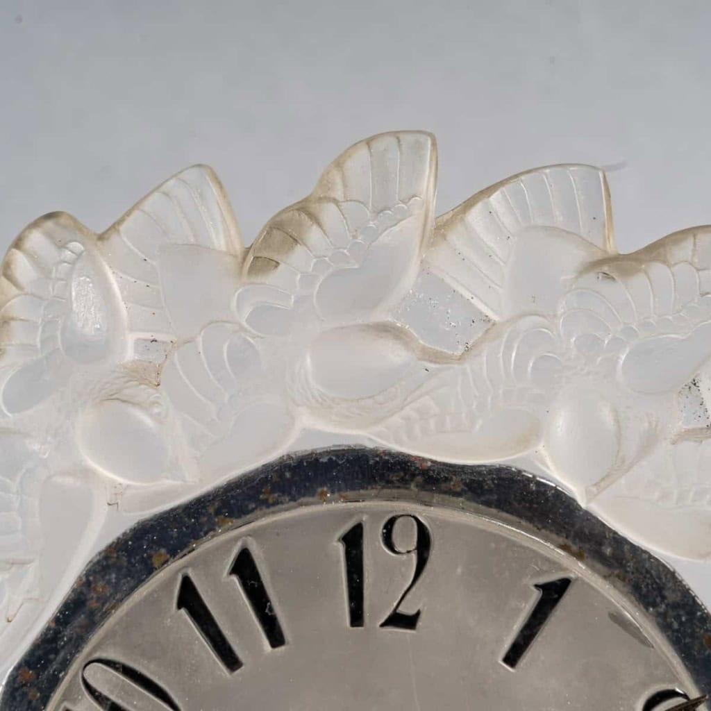 Pendule « Roitelets » verre blanc émaillé noir de René LALIQUE et OMEGA | Biron Pendule "Roitelets" verre blanc émaillé noir de René LALIQUE et OMEGA