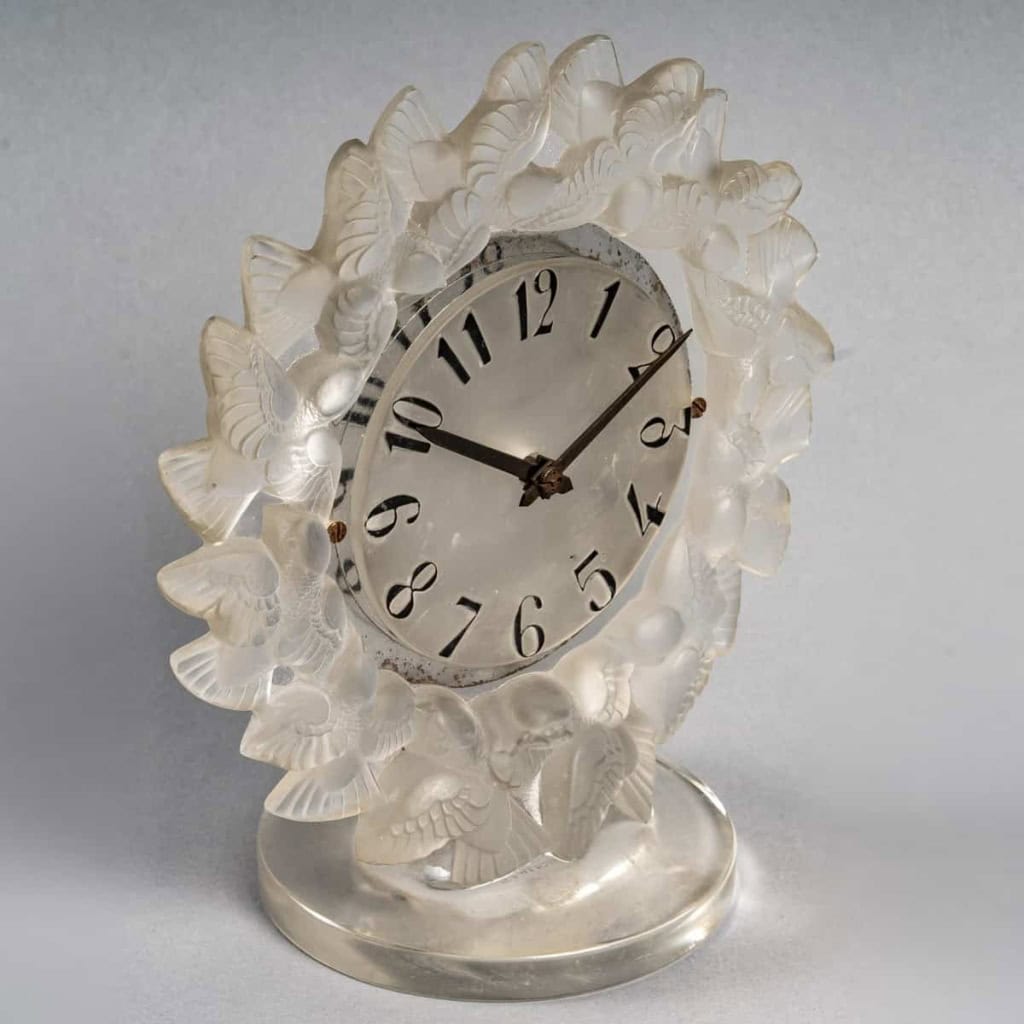 Pendule « Roitelets » verre blanc émaillé noir de René LALIQUE et OMEGA | Biron Pendule "Roitelets" verre blanc émaillé noir de René LALIQUE et OMEGA