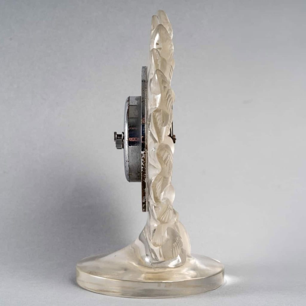 Pendule « Roitelets » verre blanc émaillé noir de René LALIQUE et OMEGA | Biron Pendule "Roitelets" verre blanc émaillé noir de René LALIQUE et OMEGA